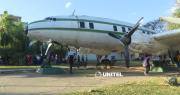 Vecinos unen esfuerzos para sacar brillo al icónico Avión Pirata de Santa Cruz