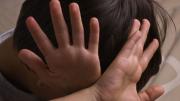 Lo dejan inconsciente: un niño de 3 años era sometido a violencia extrema por su madrastra y su padre