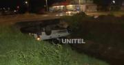 Conductor en presunto estado de ebriedad termina con su auto volcado en el canal de drenaje y se da a la fuga
