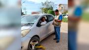 ¡Ni el alcalde se salva! Engrampan vehículo de la autoridad municipal de San Julián por estacionar mal
