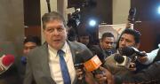 Video: Ministro Blanco trata de evadir a la prensa cuando le consultan sobre las filas por diésel