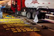 Tres bolivianos son aprehendidos en Argentina por transportar 388 kilos de droga en cisternas