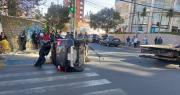 Un vehículo queda volcado tras ser chocado por otro motorizado dejando tres heridos, se presume que uno se pasó la luz en rojo