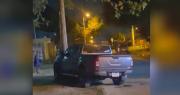 Conductor de camioneta atropella a un padre y su hijo, que estaban en una motocicleta parqueada