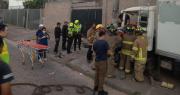 Un hombre queda atrapado entre los fierros después de chocar con un poste de electricidad