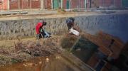 Trabajadores ediles de El Alto realizan limpia ríos que desembocan en el lago Titicaca