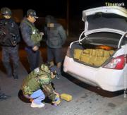 Policía intercepta vehículo con presuntas sustancias controladas y aprehende a tres personas