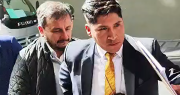 Esposado y en silencio, así llegó el exministro Medinaceli a la Fiscalía por el caso ‘gasolina basura’