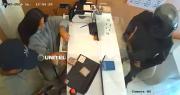 Cámaras graban el atraco protagonizado por dos hombres armados en una casa de cambio