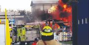 Fuego y explosiones acaban con un depósito de pinturas