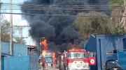 Temor: incendio en fábrica de pinturas provocó explosiones