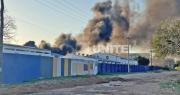Incendio sin control: Más de 200.000 litros de agua y aún no sofocan las llamas en fábrica de pintura del Parque Industrial