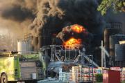Tras más de 15 horas, el fuego sigue activo en una fábrica en la zona del Parque Industrial