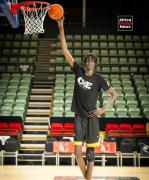 Con 18 años y 2,29 metros de altura, joven promesa del básquet ya deslumbra a la NBA
