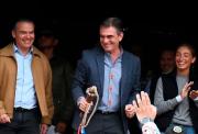 Rodrigo Paz se contagia de la alegría y el folklore en la Entrada del Gran Poder