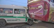 En un día, dos vehículos chocan con motorizados que hacen fila por diésel; hay conductores heridos