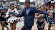 Rodrigo Paz se viraliza al bailar caporales en un acto público y reivindica la fuerza del Gran Poder