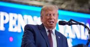 Trump dice que Irán debe elegir entre un “acuerdo” o la “rendición total”