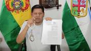 Diputado exhibe manillas y advierte con aprehender al Comandante de la Policía