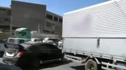 Un camión fuera de control choca contra tres autos y una moto, dejando dos heridos y daños materiales de consideración