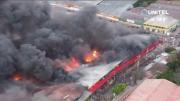 Voraz incendio arrasa varios sectores del mercado Barrio Lindo en Santa Cruz