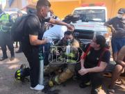 La densa humareda descompensa a comerciantes y el intenso trabajo agota a bomberos en incendio de Barrio Lindo