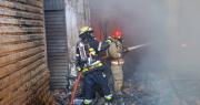 Gobernación pide 2.000 litros de combustible para carros bomberos que combaten incendio en la Feria Barrio Lindo