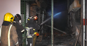 Solicitan ayuda con agua, combustible y alimentación para bomberos que combaten el incendio de la feria de Barrio Lindo