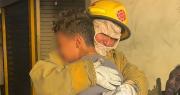Video: el conmovedor abrazo de un bombero a un niño desconsolado por el incendio en la feria de Barrio Lindo