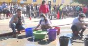 Desesperados, comerciantes recogían el agua de charcos en la vía para ayudar a apagar el incendio en Barrio Lindo