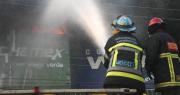 “Vamos a dormir, cenar y desayunar aquí”: pese al cansancio bomberos continúan combatiendo el incendio en Barrio Lindo