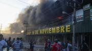 La lluvia no logró sofocar el incendio en Barrio Lindo y 15.000 familias quedan afectadas en pleno feriado largo