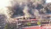 Un incendio consumió al menos 10.000 puestos en la feria Barrio Lindo