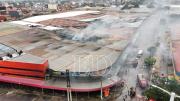 Se prevé otras 10 horas de trabajo para extinguir el incendio en la feria Barrio Lindo