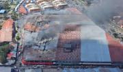 Un día después se mantiene el fuego en Barrio Lindo; el mercado cruceño será derruido