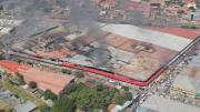 Un día después se mantiene el fuego en Barrio Lindo; el mercado cruceño será derruido