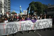 Argentinos transforman peregrinación en marcha contra Milei