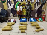 Felcn secuestra 12 paquetes de marihuana de un ómnibus rumbo a Santa Cruz y aprehende a una mujer