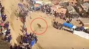 ¡Pánico en Colquiri! Toro escapa de corrida y arremete contra espectadores