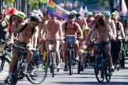 Quinientos ciclistas desnudos recorren Berlín para promover el nudismo
