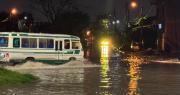 Lluvia, frío y calles inundadas marcan el inicio de semana en la capital cruceña