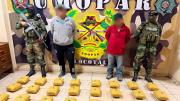 Hallan 30 paquetes de marihuana en una flota y aprehenden al chofer y su ayudante