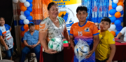 Adela Ortiz fortalece con material deportivo el trabajo de la Escuela de Fútbol Kereimba