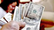 El dólar sigue en bajada y Espinoza asegura que la tendencia continuará según lo previsto