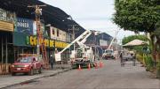 Cambian estructuras eléctricas dañadas por incendio en la Feria Barrio Lindo