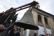 Retiran una campana de 229 años de la Catedral de Cochabamba para restaurarla