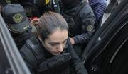 Laura Rojas cumple trámites para su arresto domiciliario y es confundida con su hermana
