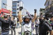 Puño en alto y silencio, la esperanza de que haya sobrevivientes bajo escombros en Pereira