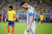 “Tengo bastantes dudas” de seguir jugando fútbol, dice Messi tras la muerte de su padre