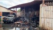 “Cable se derritió y provocó el fuego”: incendio arrasa con taller mecánico, un vehículo y una moto